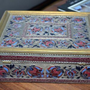 Caja decorativa sobre una mesa, añadiendo un toque elegante al ambiente.