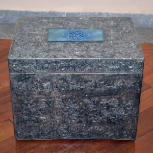 Caja pequeña con una losa azul en la parte superior.