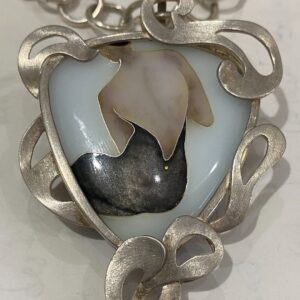 Collar con forma de corazón que representa a una mujer, simbolizando amor y conexión.