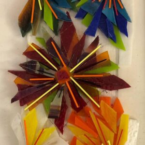 Mosaico colorido de flores y palos, creando un diseño vibrante y artístico.