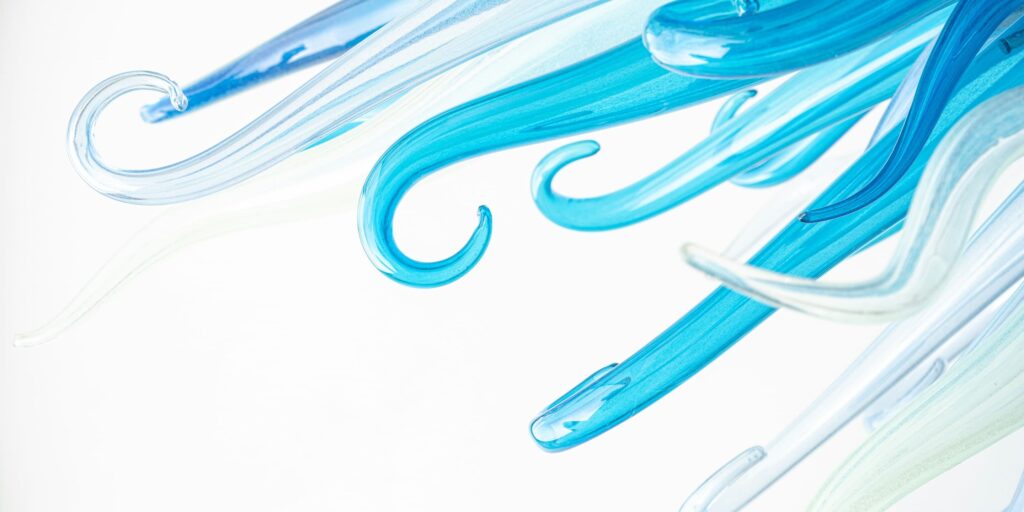 Un primer plano de un remolino azul y blanco, mostrando los colores en una mezcla suave y atractiva.