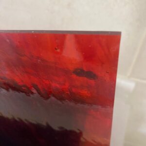 Una pieza de vidrio rojo.